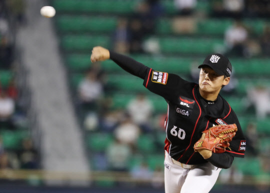 KT는 17일 7500만 원에 계약한 주권을 포함해 재계약 대상 46명 전원과 2017년 연봉 계약을 마쳤다고 밝혔다. 사진=연합뉴스